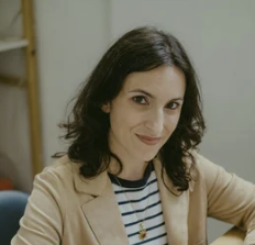 foto di professionista che scrive